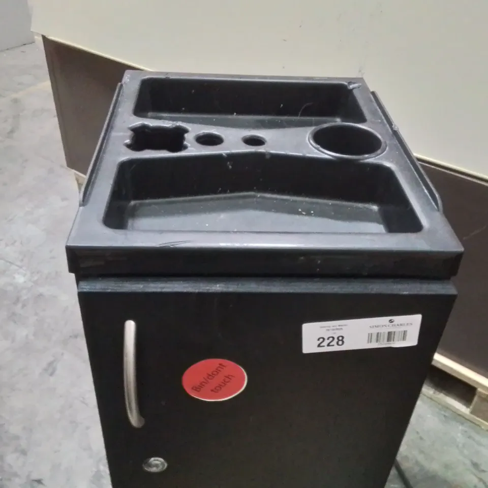 BLACK SALON/STYLING TROLLEY 