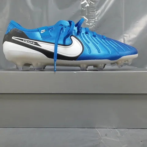 BOXED PAIR OF NIKE LEGEND 10 ELITE FOOTBALL BOOTS IN BLUE/WHITE/BLACK SIZE UK 8.5