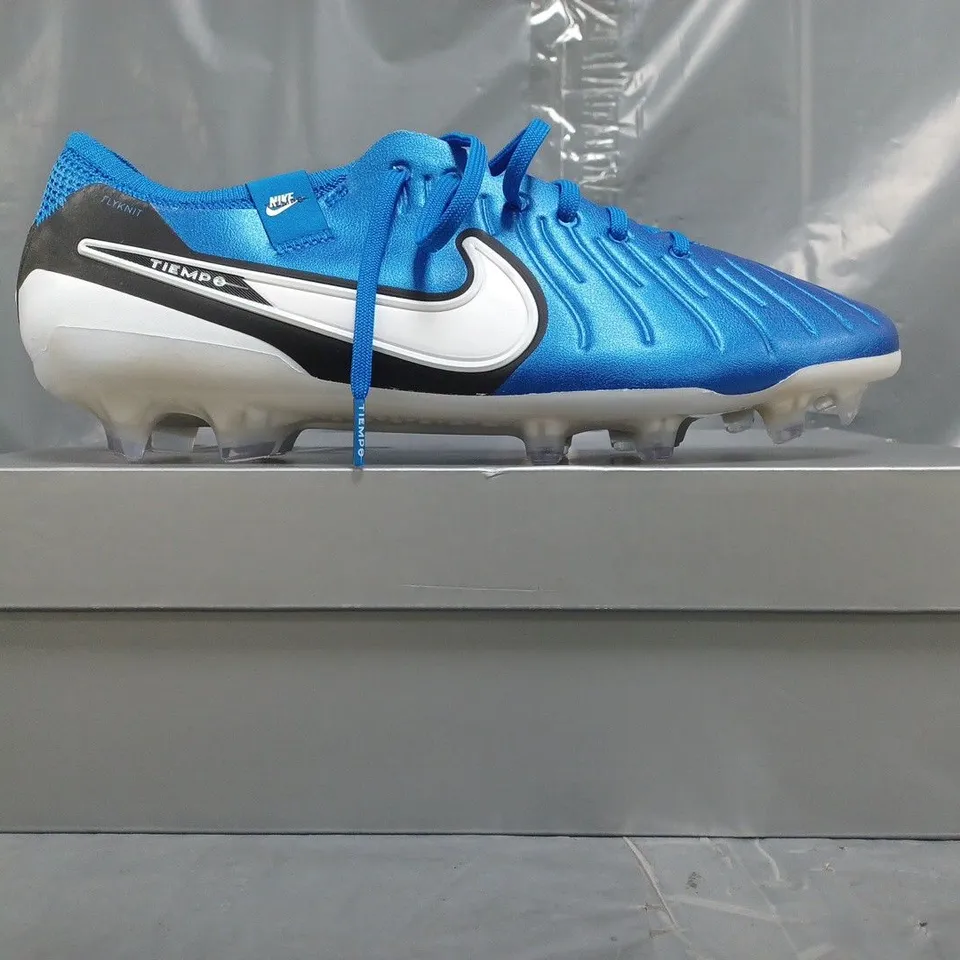 BOXED PAIR OF NIKE LEGEND 10 ELITE FOOTBALL BOOTS IN BLUE/WHITE/BLACK SIZE UK 8.5