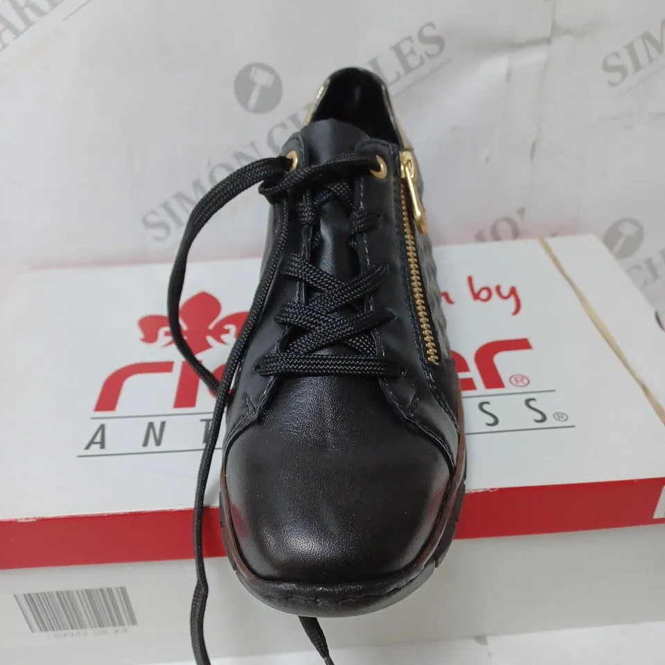 BOXED RIEKER ANTISTRESS TRAINERS, BLACK - SIZE 4 