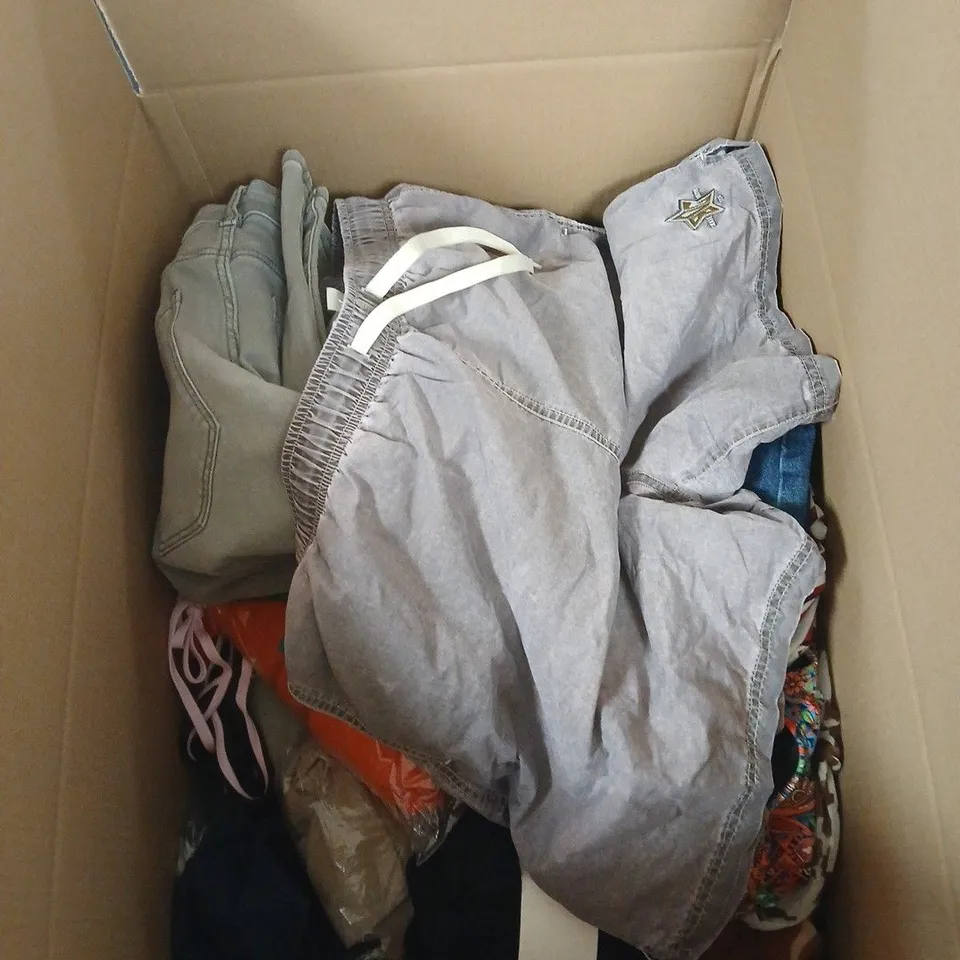 BOX OF APPROXIMATELY 25 ASSORTED CLOTHING ITEMS TO INCLUDE ASDA GEORGE JEANS, DENIM JEANS, BDG URBAN OUTFITTERS SHORTS ETC