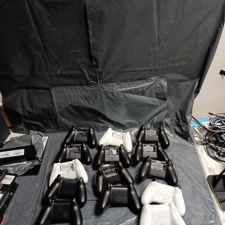 BOX OF APPROXIMATELY 14 XBOX ONE CONTROLLERS 5 WITH BATTERY HOLDER 9 WITHOUT