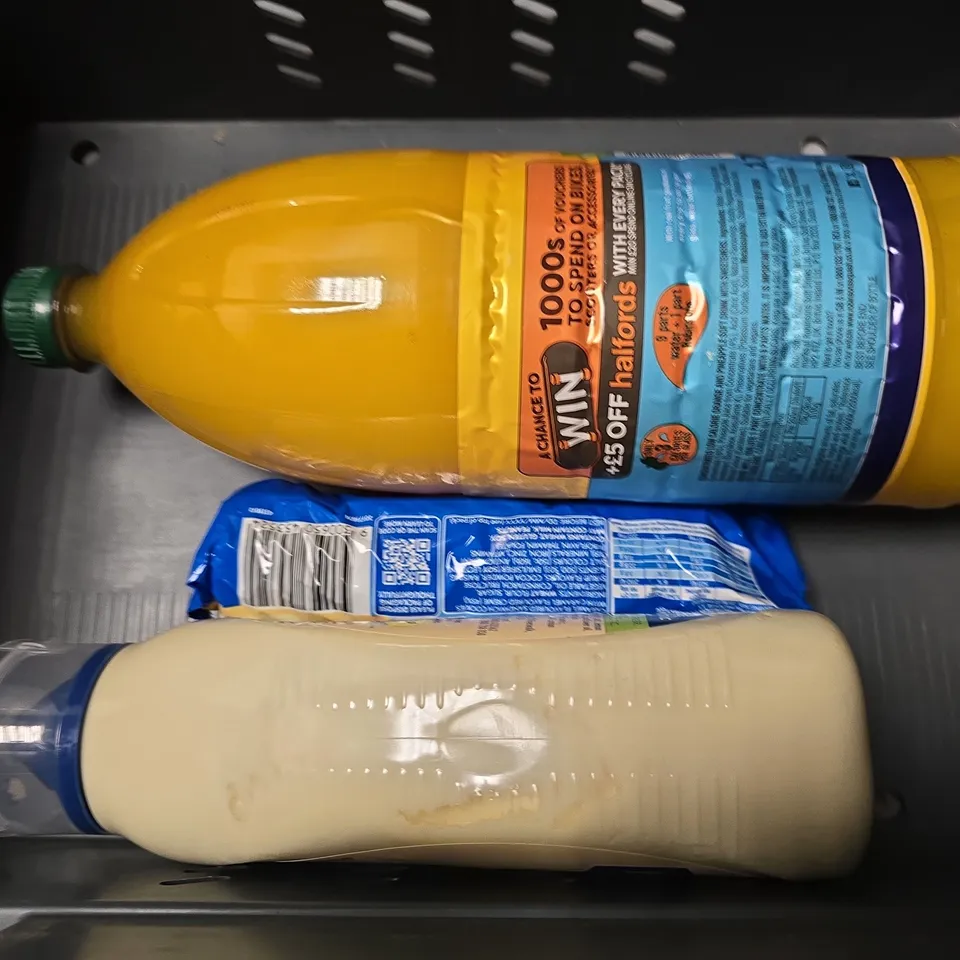 APPROXIMATELY 6 ASSORTED FOOD & DRINK ITEMS TO INCLUDE - ROBINSON SUMMER FRUITS , CHIPOTLE SAUCE ETC