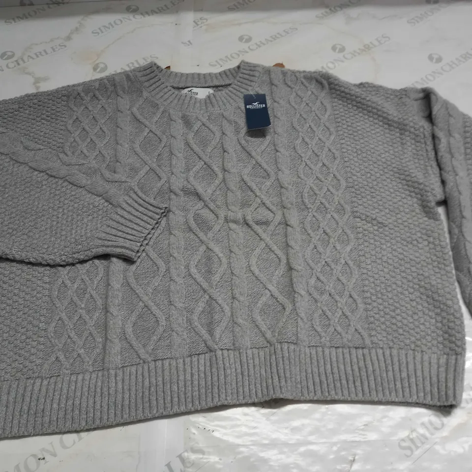 HOLLISTER GREY CABLE KNIT JUMPER - L