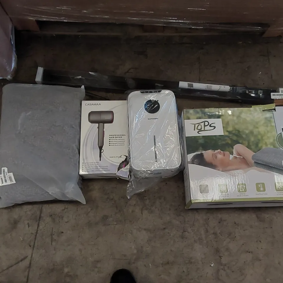PALLET OF ASSORTED ITEMS INCLUDING: ELECTRIC BLANKET, DEHUMIDIFIER, HAIRDRYER, BATHROOM MAT, BLINDS