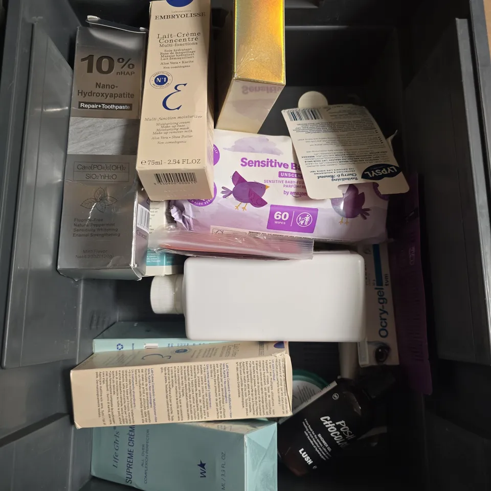 APPROXIMATELY 15 ASSORTED HEALTH & BEAUTY PRODUCTS TO INCLUDE TRESEMME LAMELLAR SHINE, HARRYS BODY WASH, CLOTHES DOCTOR LIQUID DETERRGENT ETC - COLLECTION ONLY
