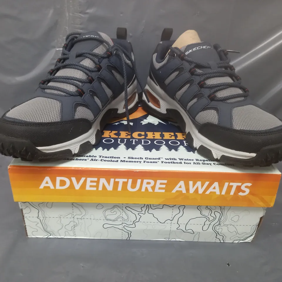 BOXED PAIR OF SKECHERS AIR-COOLED TRAINERS IN NAVY SIZE 8