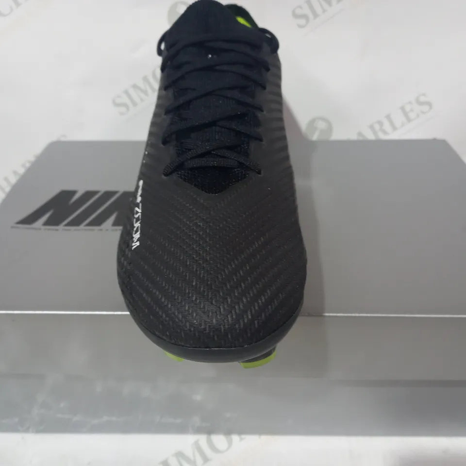 BOXED PAIR OF NIKE PHANTOM GX ELITE FOOTBALL BOOTS IN GREY/GREEN UK 8