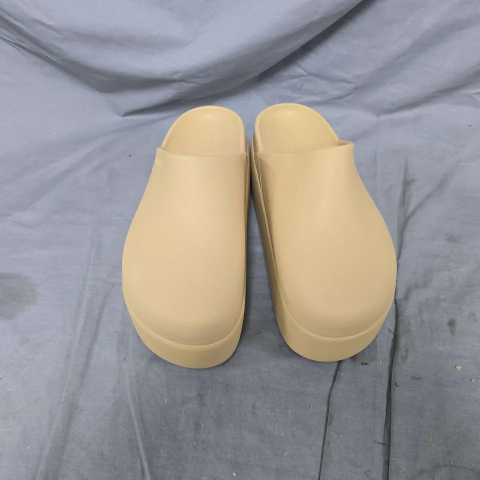 UNBOXED PAIR OF CROCS RAISED CLOGS IN BEIGE - W8