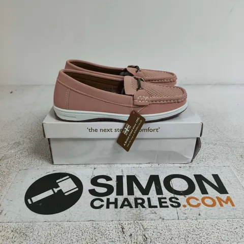BOXED PAIR OF DR KELLER LADIES COMFORT CASUALS IN PINK - SIZE 3