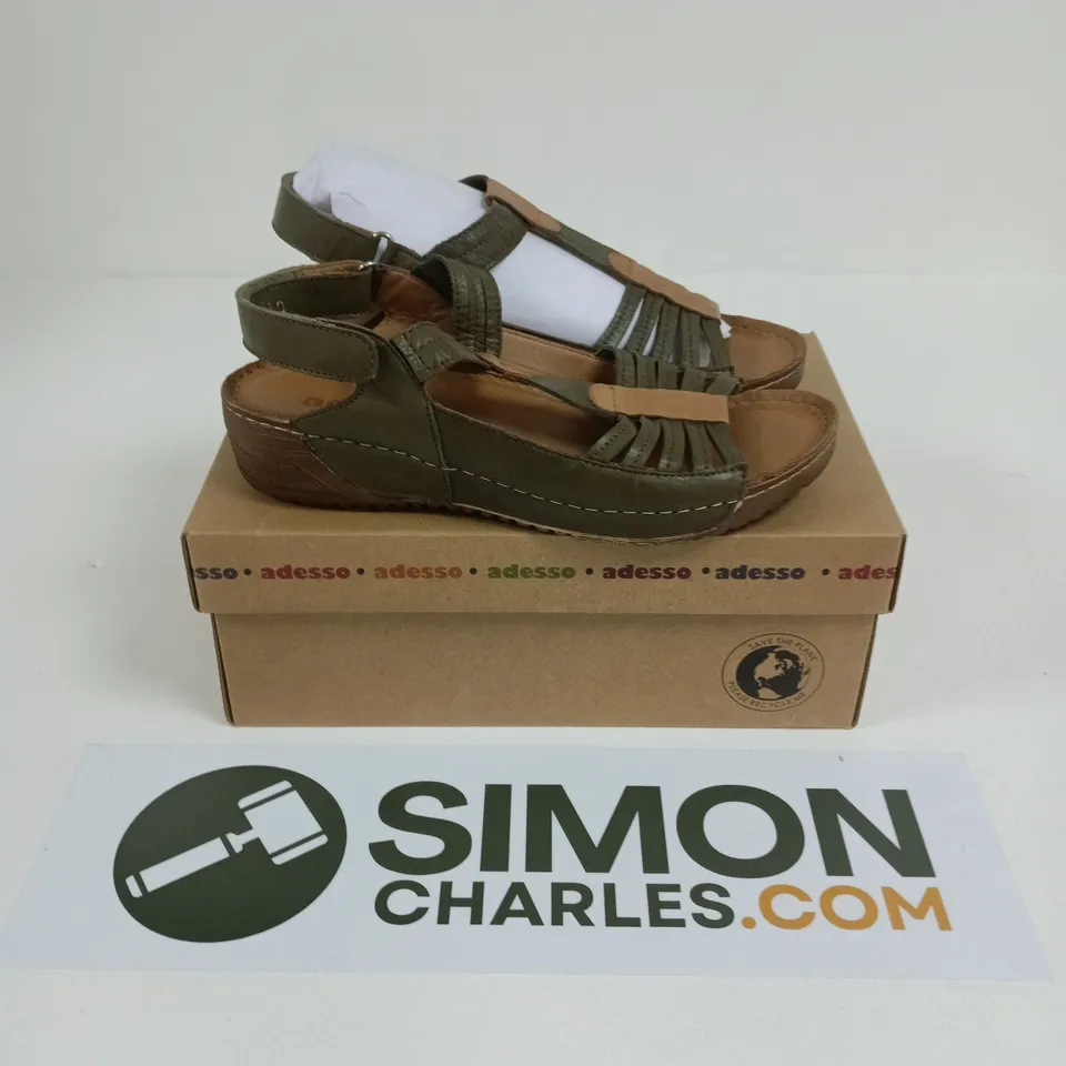 BOXED PAIR OF ADESSO OPEN TOES SANDALS IN DARK GREEN - SIZE 40