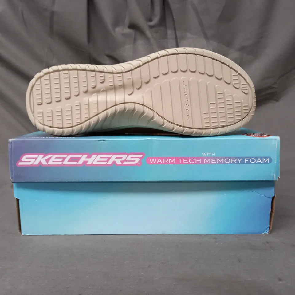 BOXED PAIR OF SKECHERS TRAINERS IN CHESTNUT SIZE 6
