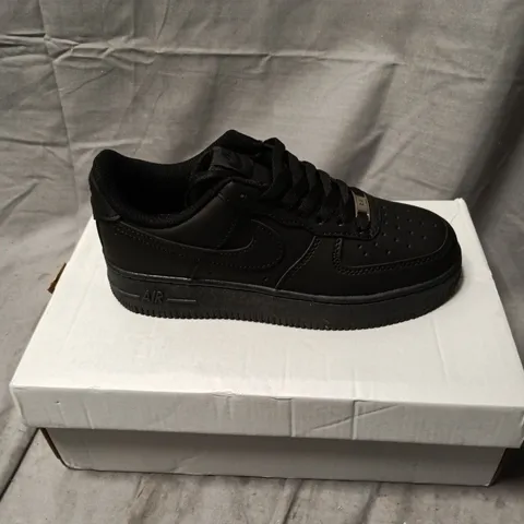 NIKE AIR BLACK TRAINERS SIZE 4 BOXED