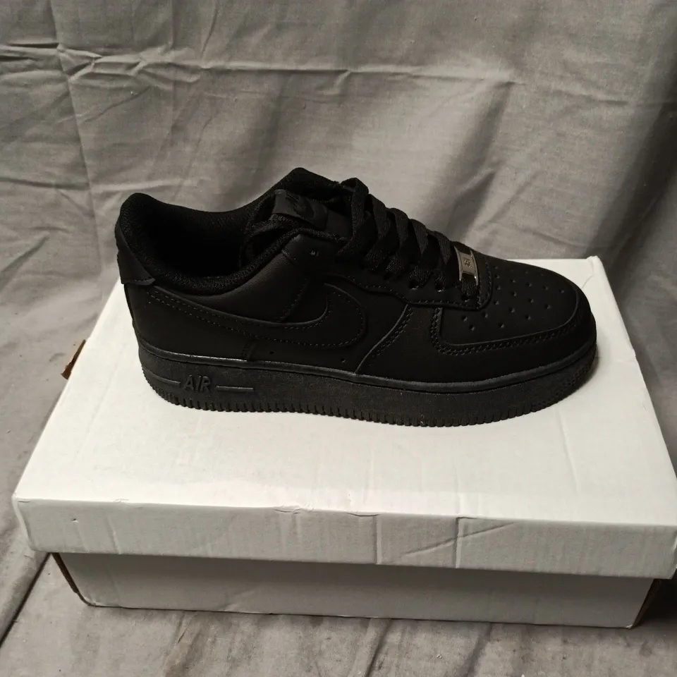 NIKE AIR BLACK TRAINERS SIZE 4 BOXED
