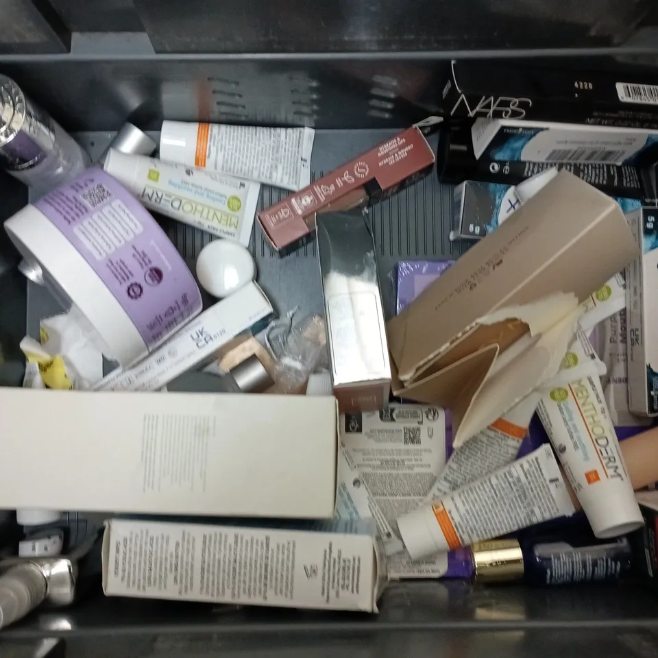 APPROXIMATEY 20 ASSORTED HEALTH AND BEAUTY PRODUCTS TO INCLUDE - DOVE BODY WASH - FAITH IN NATURE HAND WASH AND NIVEA BABIES & CHILDREN SUN LOTION