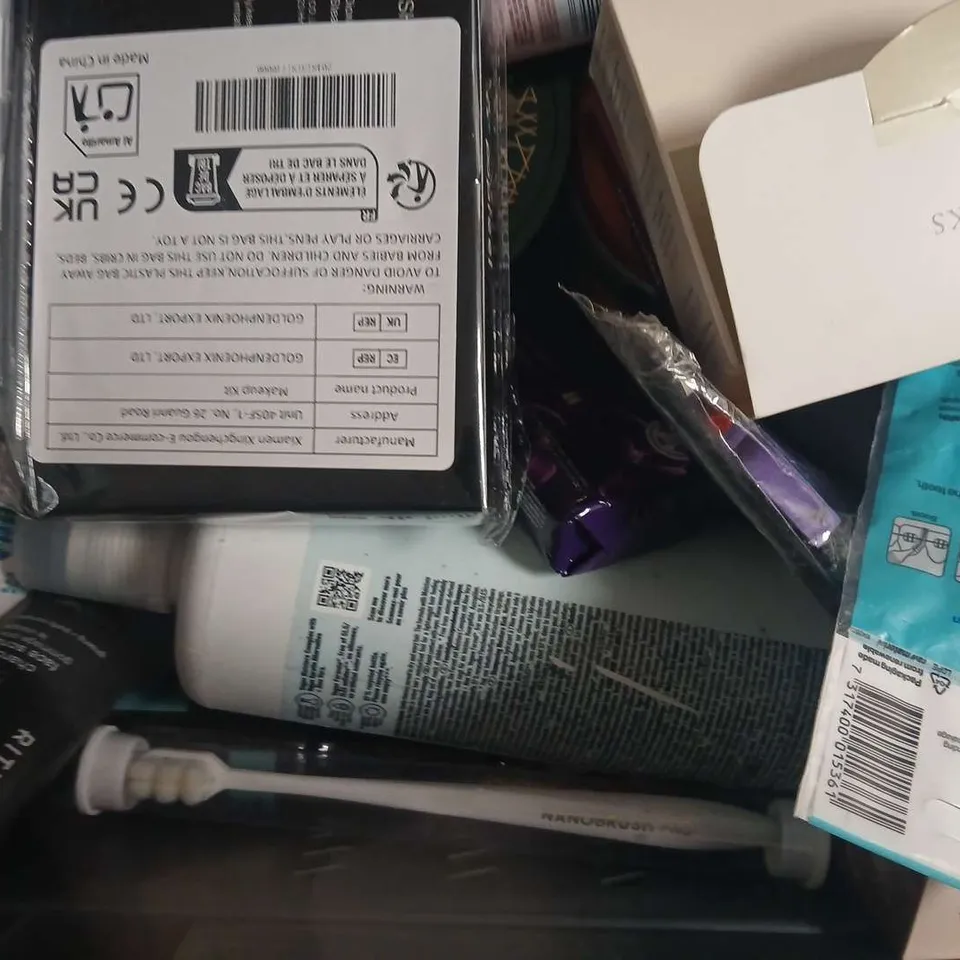 APPROXIMATELY 12 ASSORTED COSMETIC ITEMS TO INCLUDE RITUALS, CREIGHTONS, ETC - COLLECTION ONLY