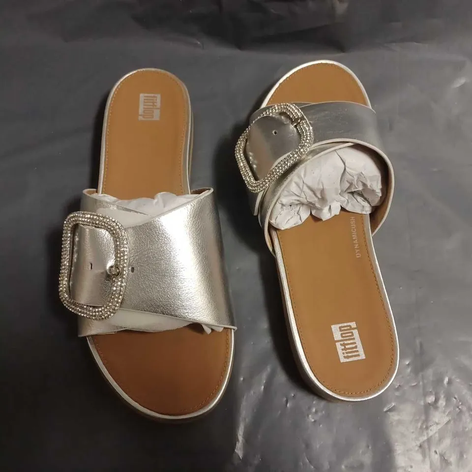 BOXED PAIR OF FITFLOP CRACIE CRYSTAL MAXI BUCKLE METALLIC LEATHER SLIDES IN SILVER - UK 6