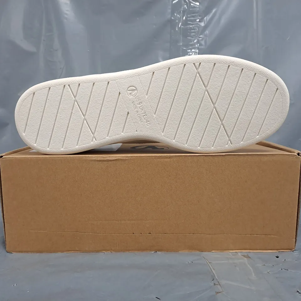 BOXED PAIR OF UNBRANDED SHOES IN WHITE SIZE UK 7