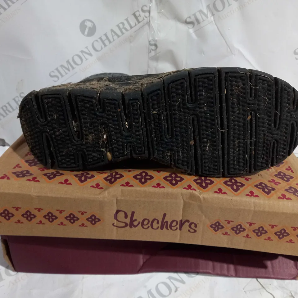 BOXED PAIR OF SKECHERS SYNERGY WARM BOOTS BLACK SIZE 4.5