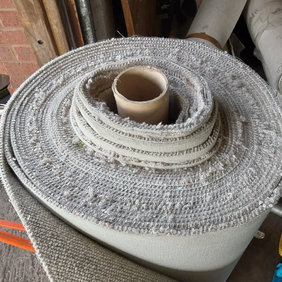 ROLL OF QUALITY LAKELAND SILVER HOW CARPET // SIZE: 1M WIDTH X UNSPECIFIED LENGTH