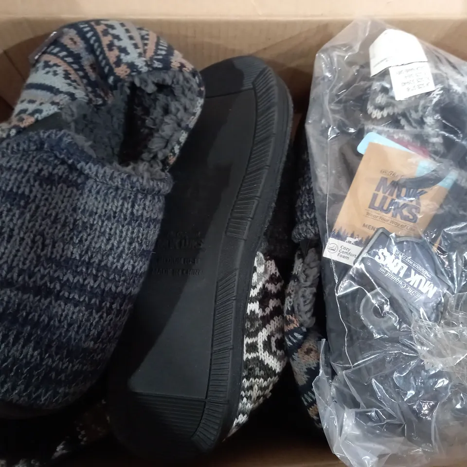 BOX OF APPROX 4 MUK LUKS MENS SLIPPERS - SIZES UNSPECIFIED