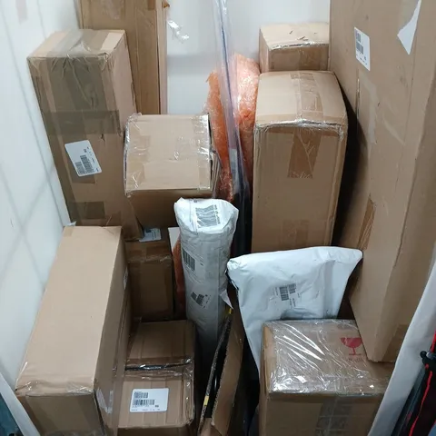 CAGE OF APPROXIMATELY 10 ASSORTED ITEMS TO INCLUDE - STRIPED RUG, CLASSIC BODYBLADE, AND FOOD CONTAINERS ETC. - COLLECTION ONLY  