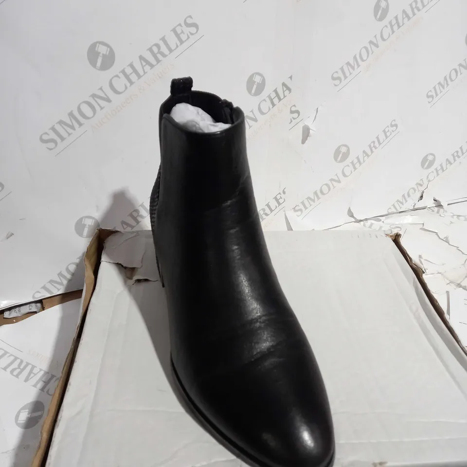 BOXED PAIR OF MODA IN PELLE LILITH ANKLE BOOTS IN BLACK LEATHER SIZE 5