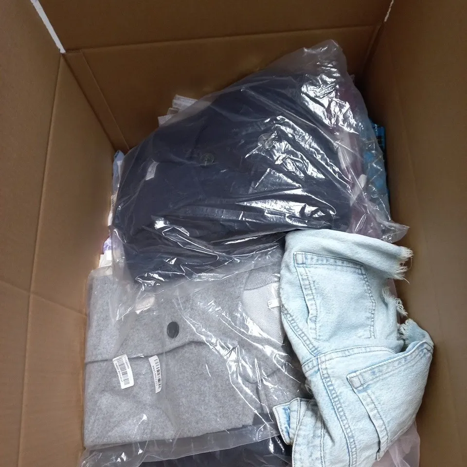BOX OF APPROXIMATELY 20 ASSORTED CLOTHING ITEMS OF VARIOUS SIZES AND STYLES