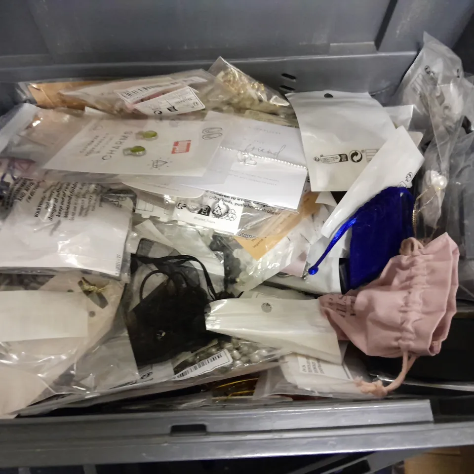 LARGE QUANTITY OF ASSORTED JEWELLERY ITEMS TO INCLUDE NECKLACES, RINGS AND WATCHES