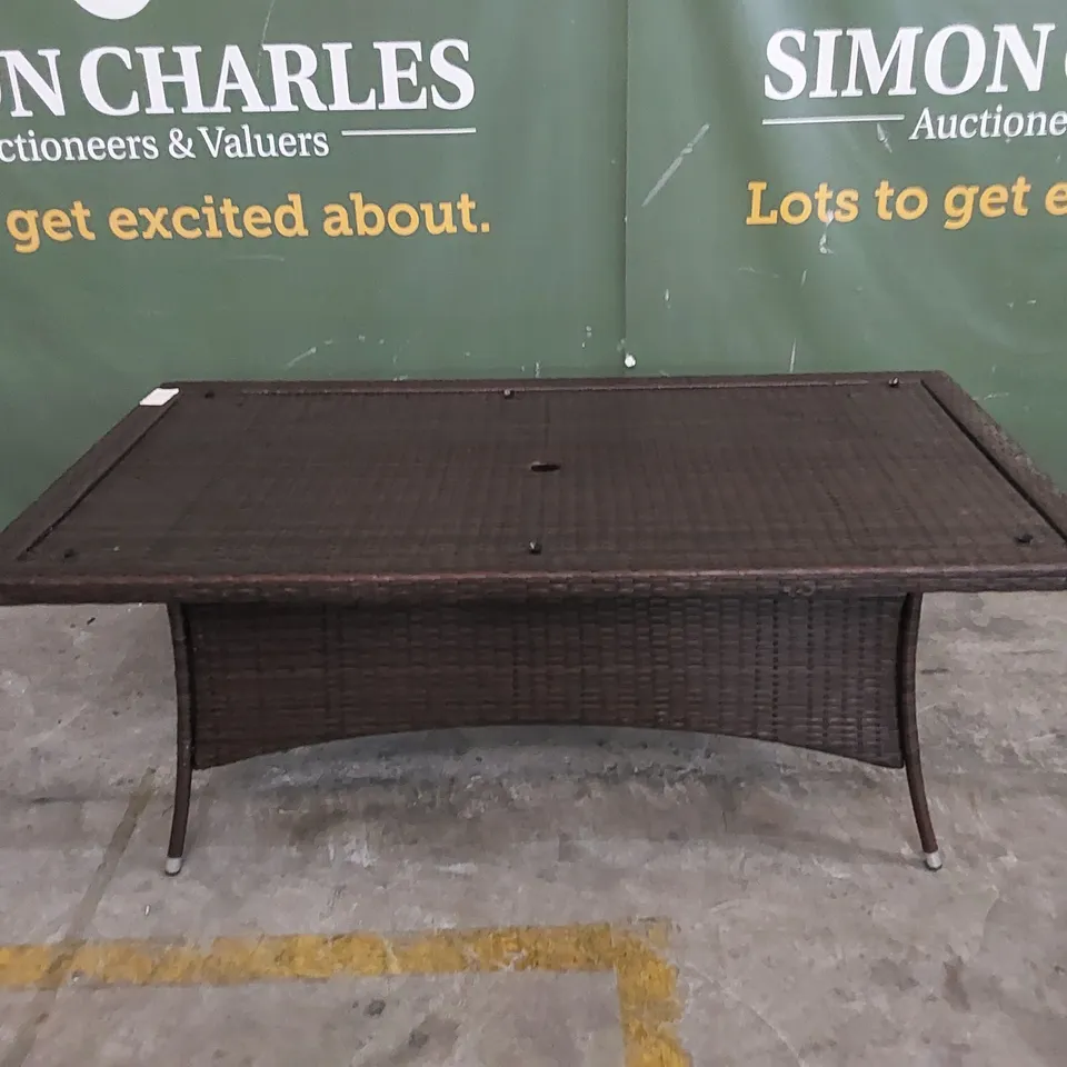 DESIGNER RATTAN GARDEN TABLE AND CHAIR SET // INCLUDES GARDEN DINING TABLE WITHOUT GLASS TOP AND 6 X CHAIRS