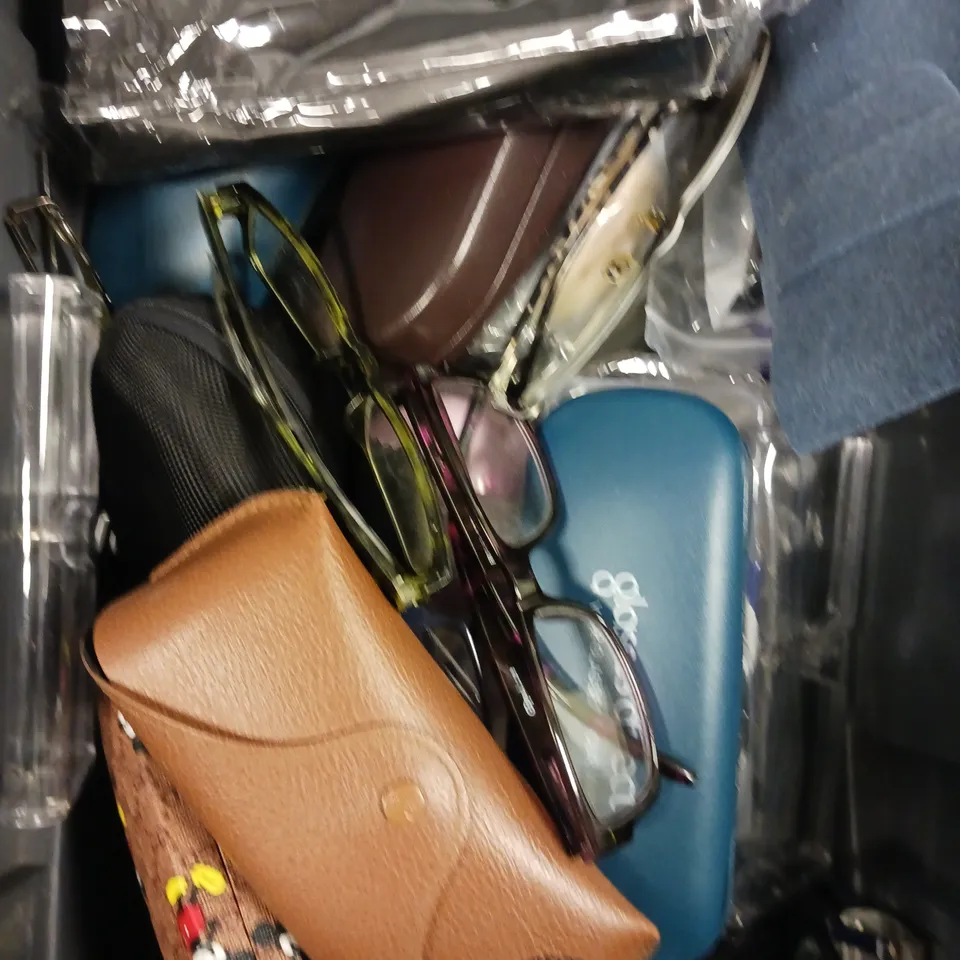APPROXIMATELY 25 ASSORTED GLASSES/SUNGLASSES IN VARIOUS DESIGNS 
