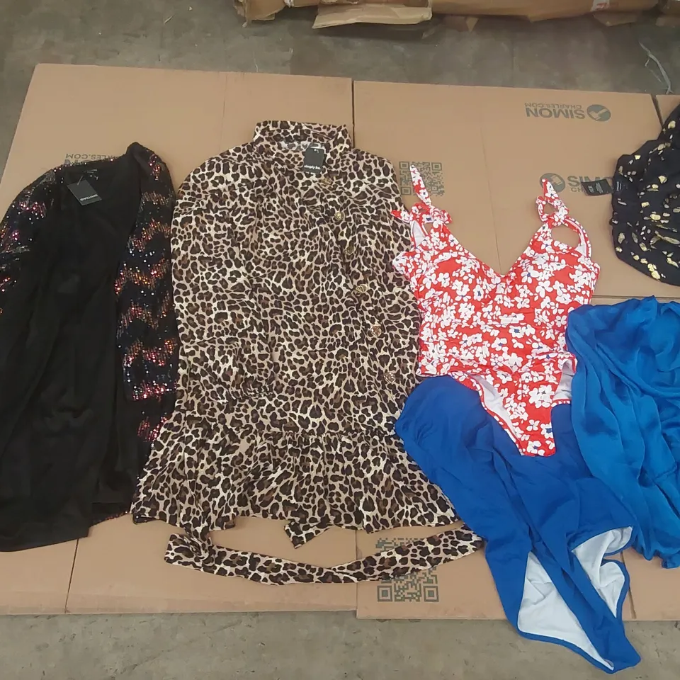PALLET CONTAINING APPROXIMATELY 500x BRAND NEW ASSORTED DESIGNER CLOTHING ITEMS INCLUDING: JD WILLIAMS TOPS, SIMPLY BE DRESSES, TOPS, MAGISCULPT BATHING SUIT ECT