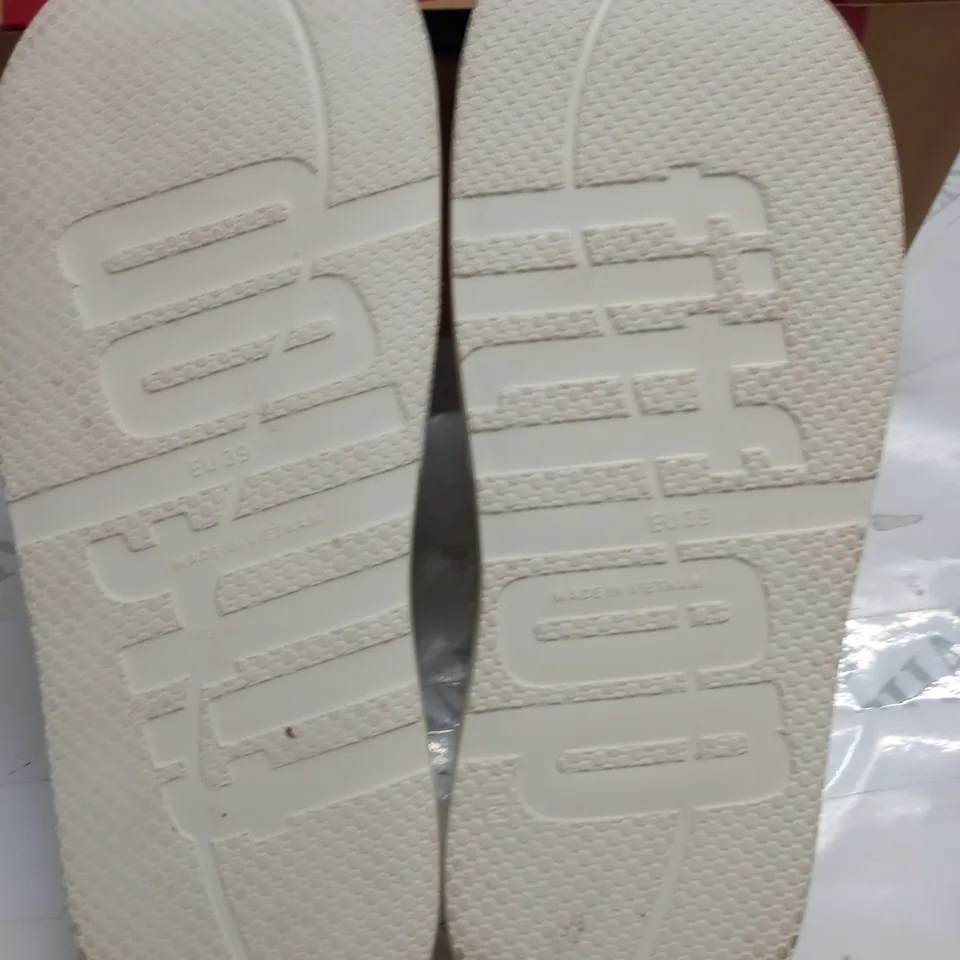 FITFLOP IQUSHION SLIDES IN CREAM - SIZE 6