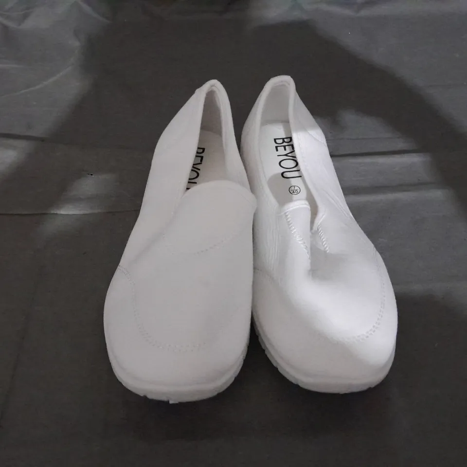APPROXIMATELY 10 PAIRS OF BEYOU SPORTY SLOP ON SHOES SIZE 7 