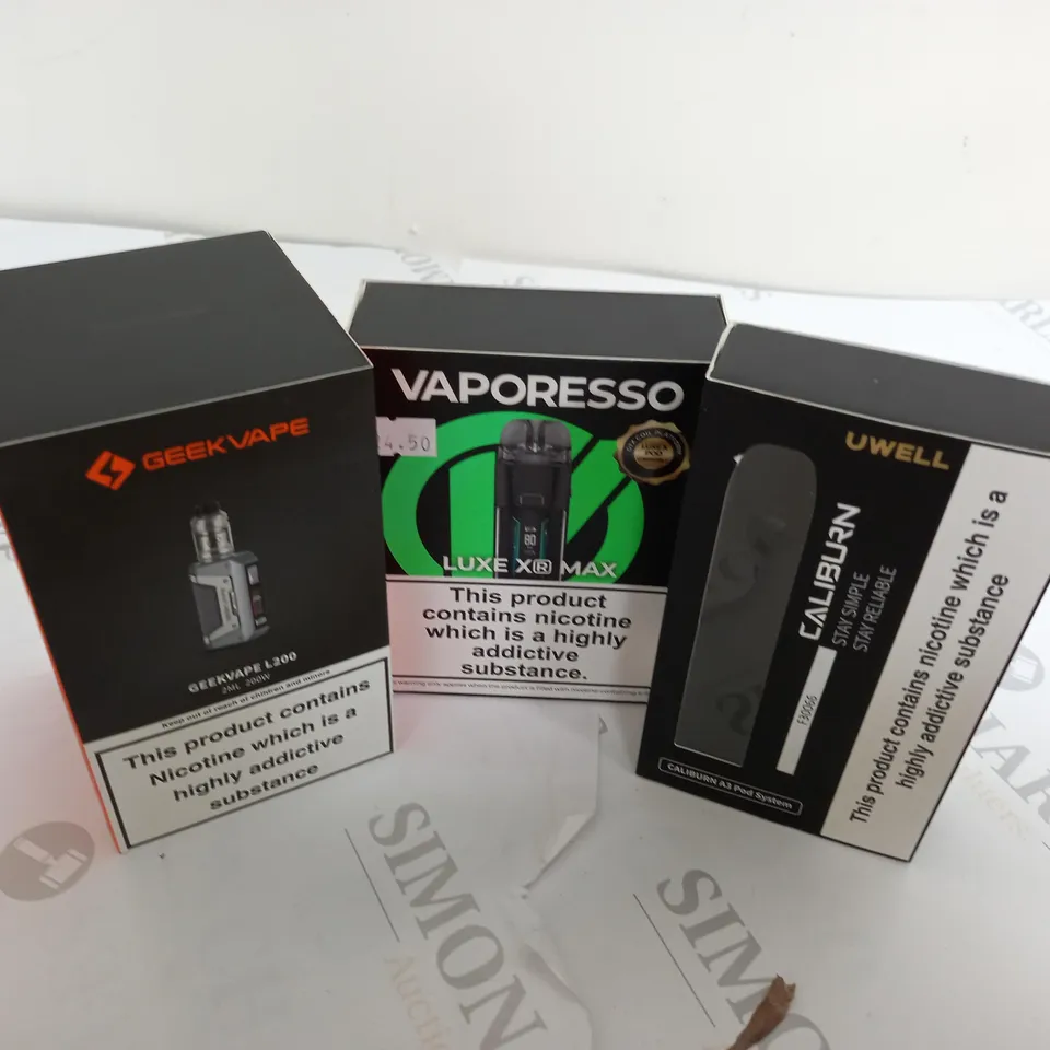 APPROXIMATELY 20 VAPES & E-CIGARETTES TO INCLUDE GEK VAPE L200, VAPORESSO LUXE XR MAX, CALIBURN A3, ETC