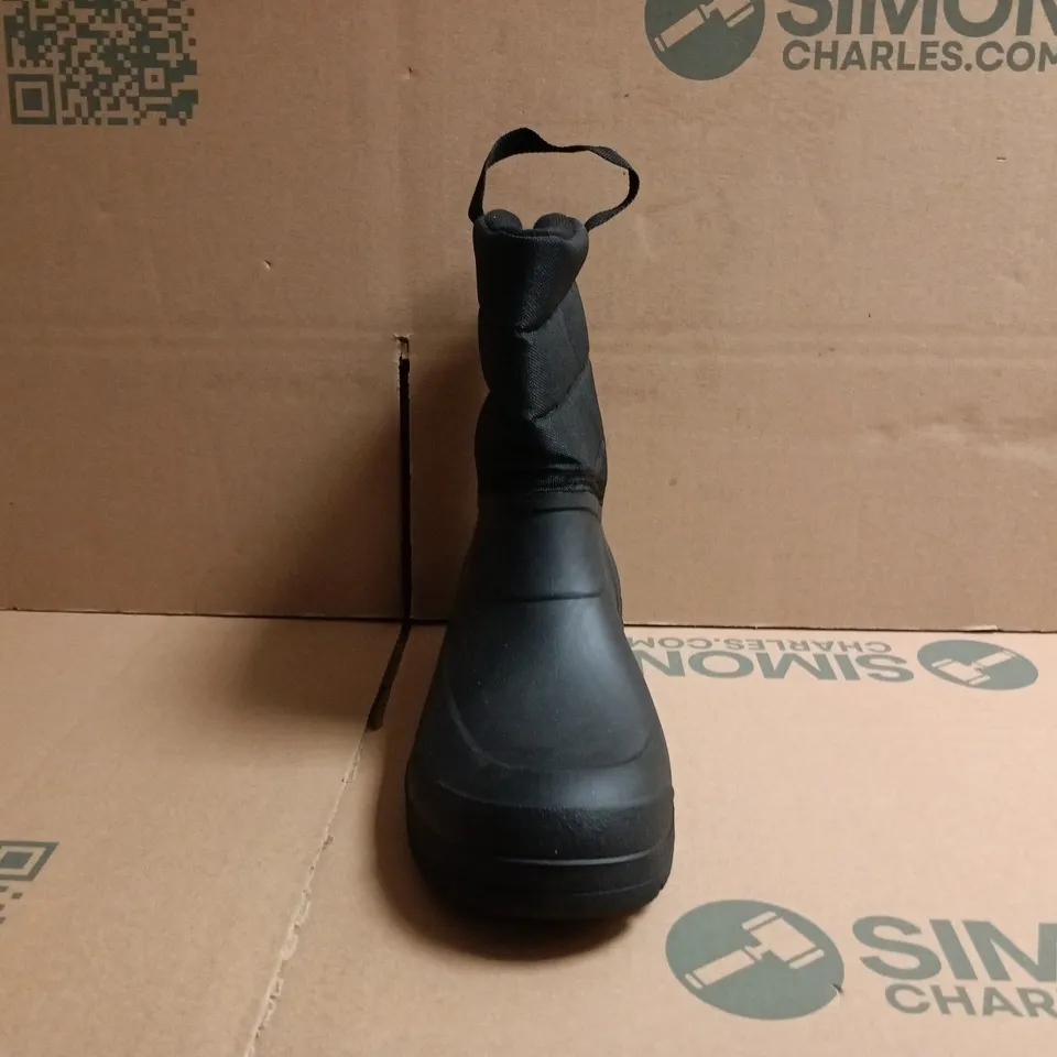 BOXED PAIR OF SNOW CONTACT WINTER BOOTS IN BLACK SIZE 8.5