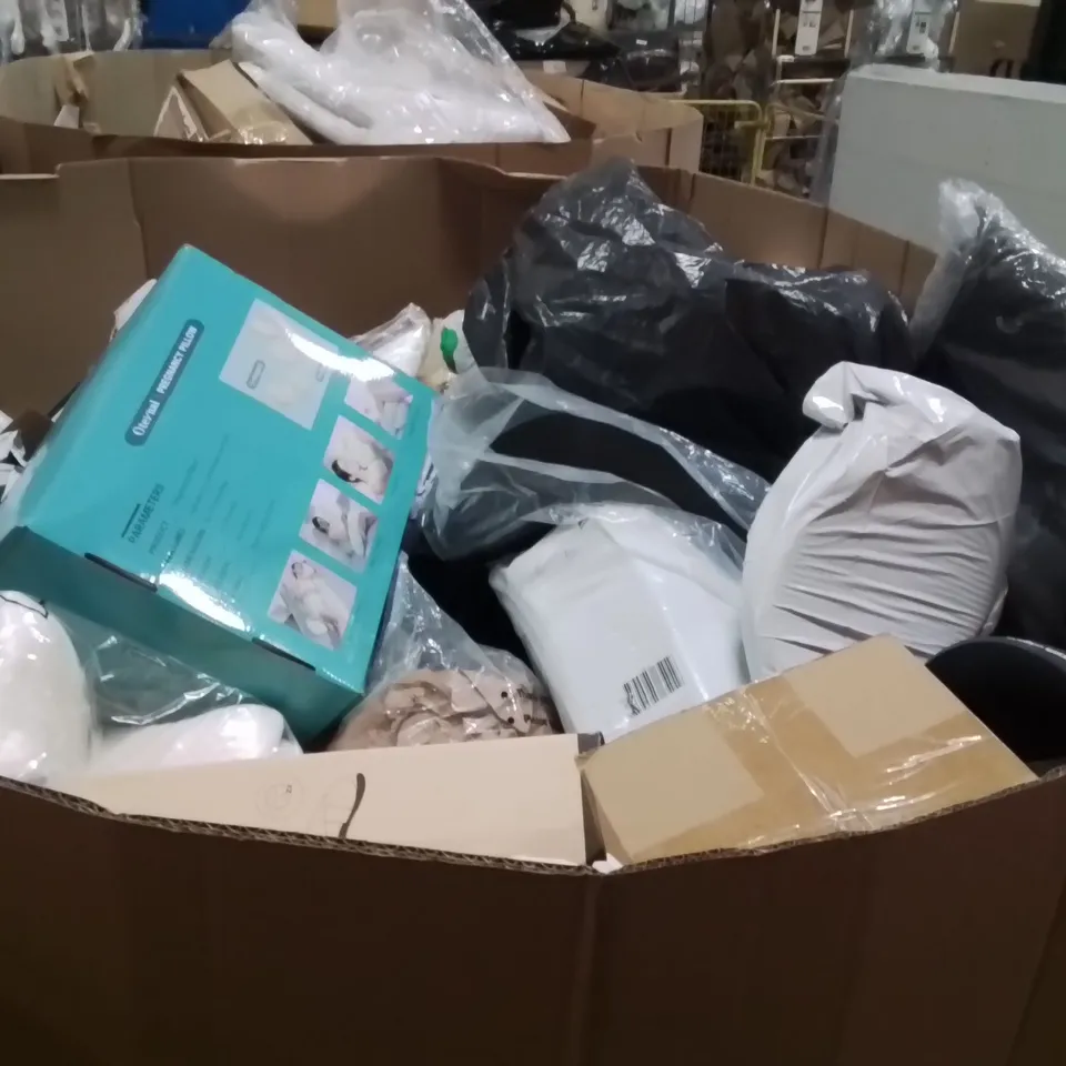 PALLET CONTAINING LARGE QUANTITY OF PILLOWS 