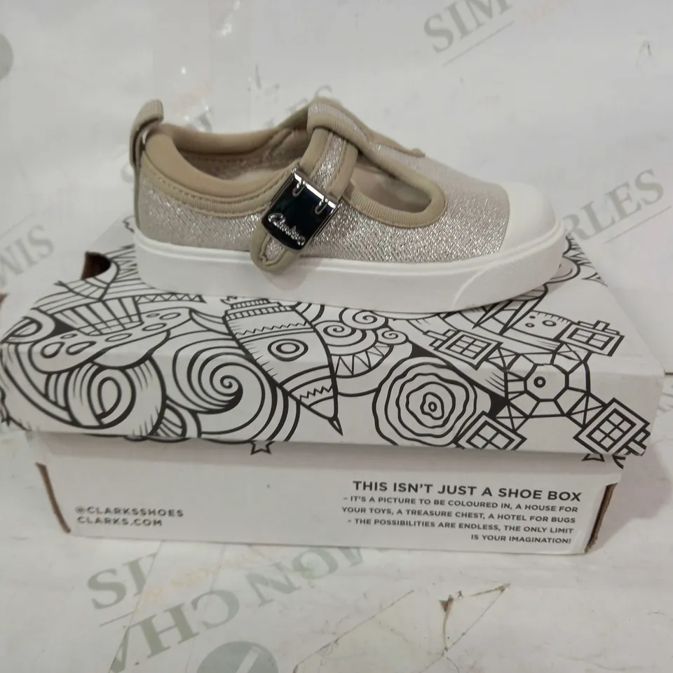 BOXED PAIR OF CLARKS CITY DANCE CHILDREN'S SHOES IN SILVER WITH GLITTER EFFECT UK SIZE 6.5