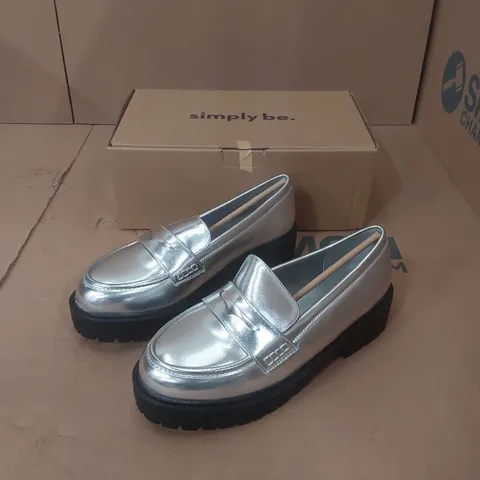 BOX CONTAINING APPROXIMATELY 5x BRAND NEW SIMPLY BE SILVER DALLAS EXTRA WIDE SHOES - SIZE 6