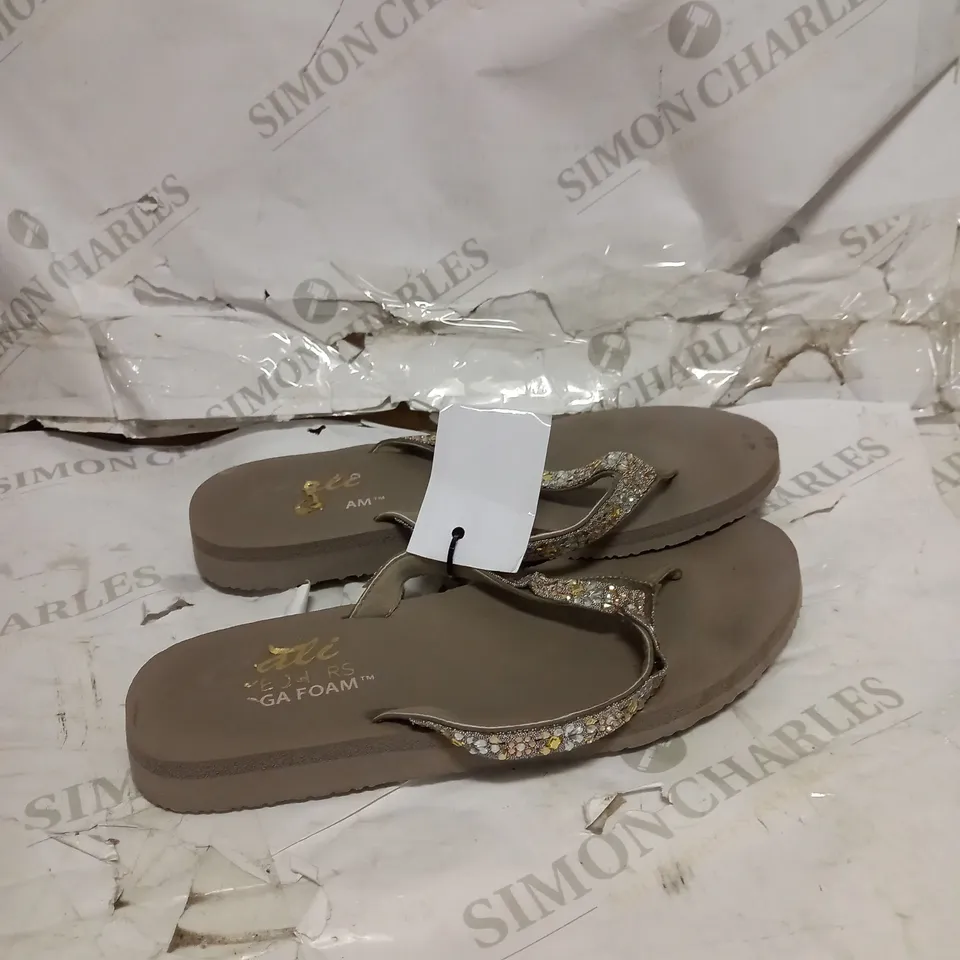 SKECHERS MEDITATION FLORAL JEWEL TOE POST SANDAL SIZE 8 