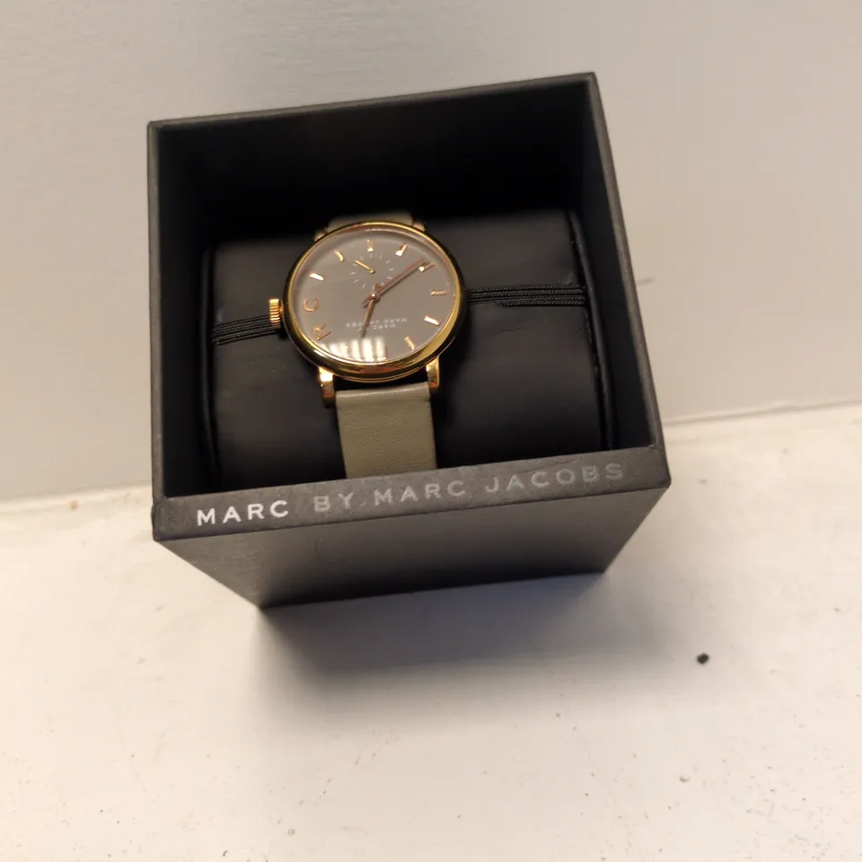 MARC BY MARC JACOBS WATCH – GOLD-TONE CASE, GREY DIAL, BEIGE STRAP