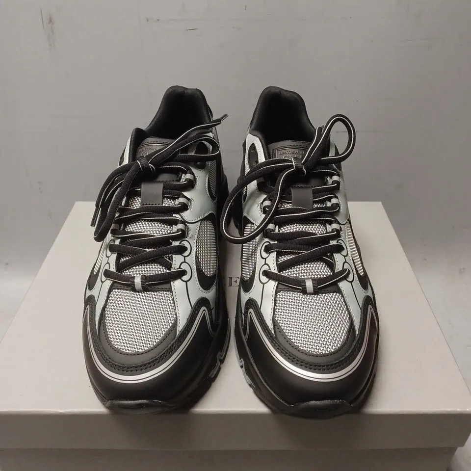 BOXED PAIR OF CLEENS PULSE RUNNER TRAINERS - UK SIZE 10