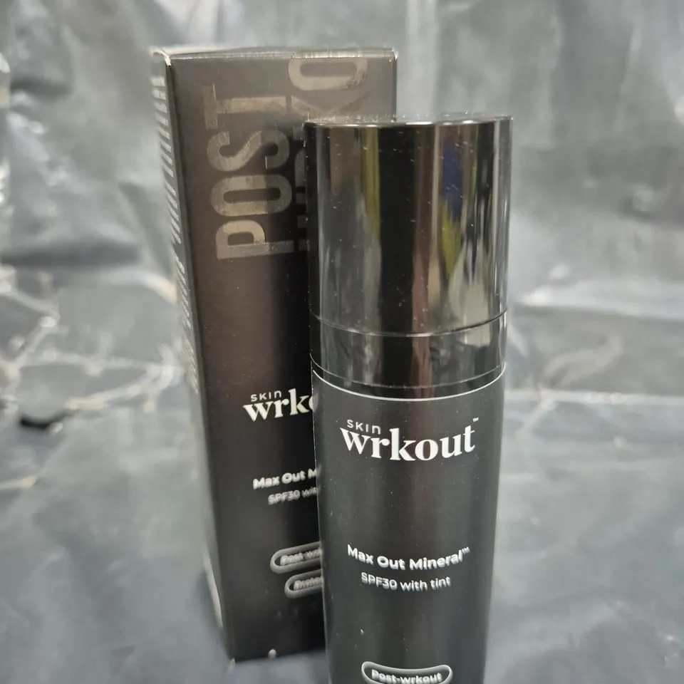 BOX OF APPROXIMATELY 150 SKIN WRKOUT MAX OUT MINERAL SPF30 SUNSCREEN WITH TINT (30ML)