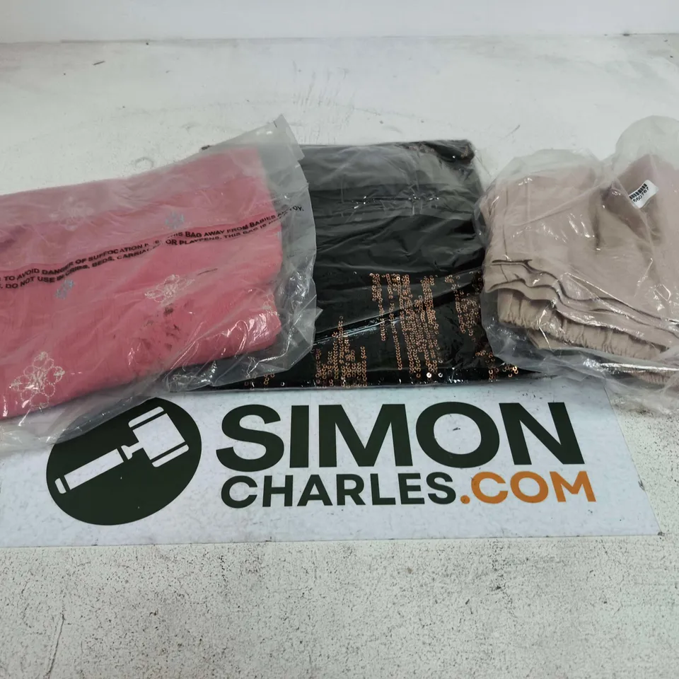 APPROXIMATELY 20 ASSORTED WOMENS CLOTHING ITEMS IN VARIOUS SIZES & STYLES