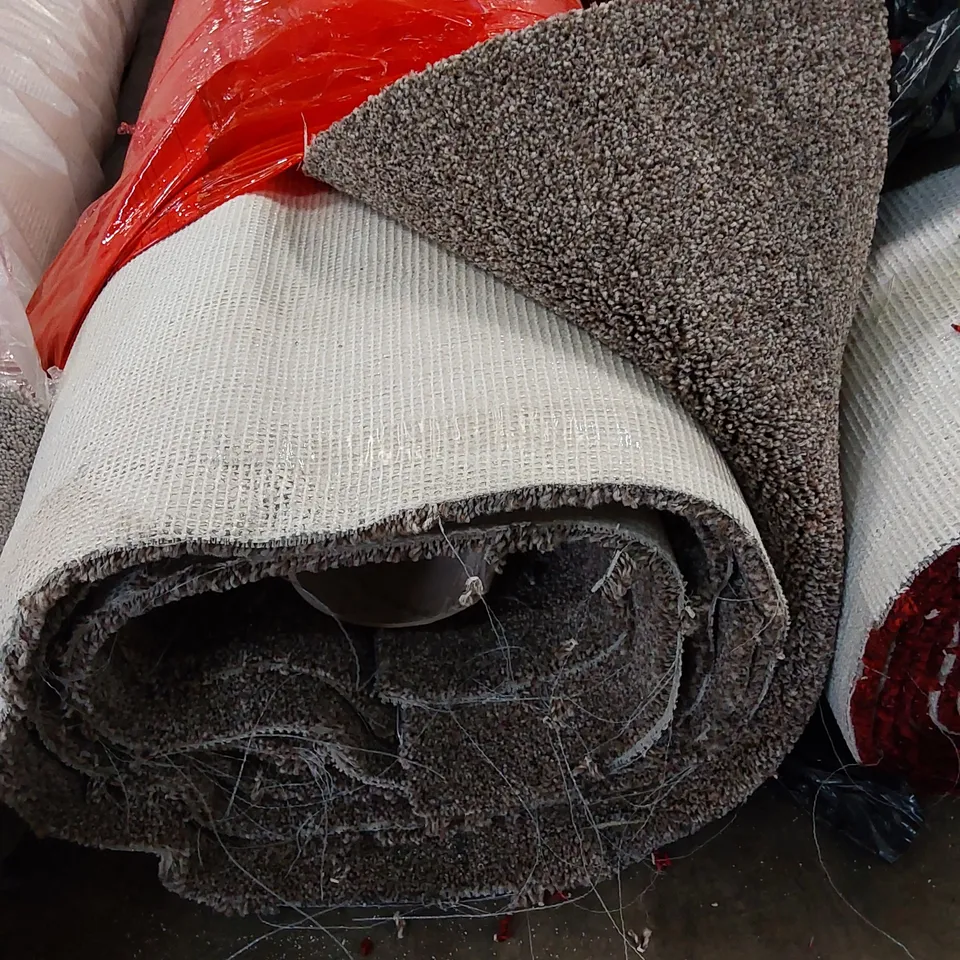 ROLL OF QUALITY STS HERITAGE LUXURY AB CARPET // SIZE: APPROX 4 X 3.3m