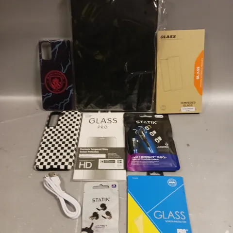 APPROXIMATELY 30 ASSORTED SMARTPHONE ACCESSORIES TO INCLUDE PROTECTIVE CASES, CHARGING CABLES, SCREEN PROTECTORS ETC