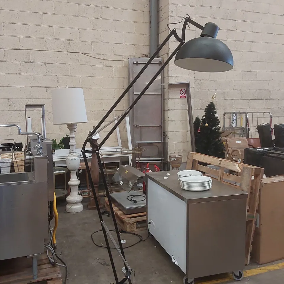 LARGE DESIGNER ADJUSTABLE INDUSTRIAL-STYLE FLOOR LAMP