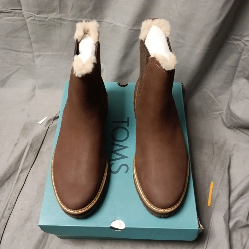 TOMS Bennet Water-Resistant Boots – Oak Brown Nubuck Leather with Faux Fur, UK 5