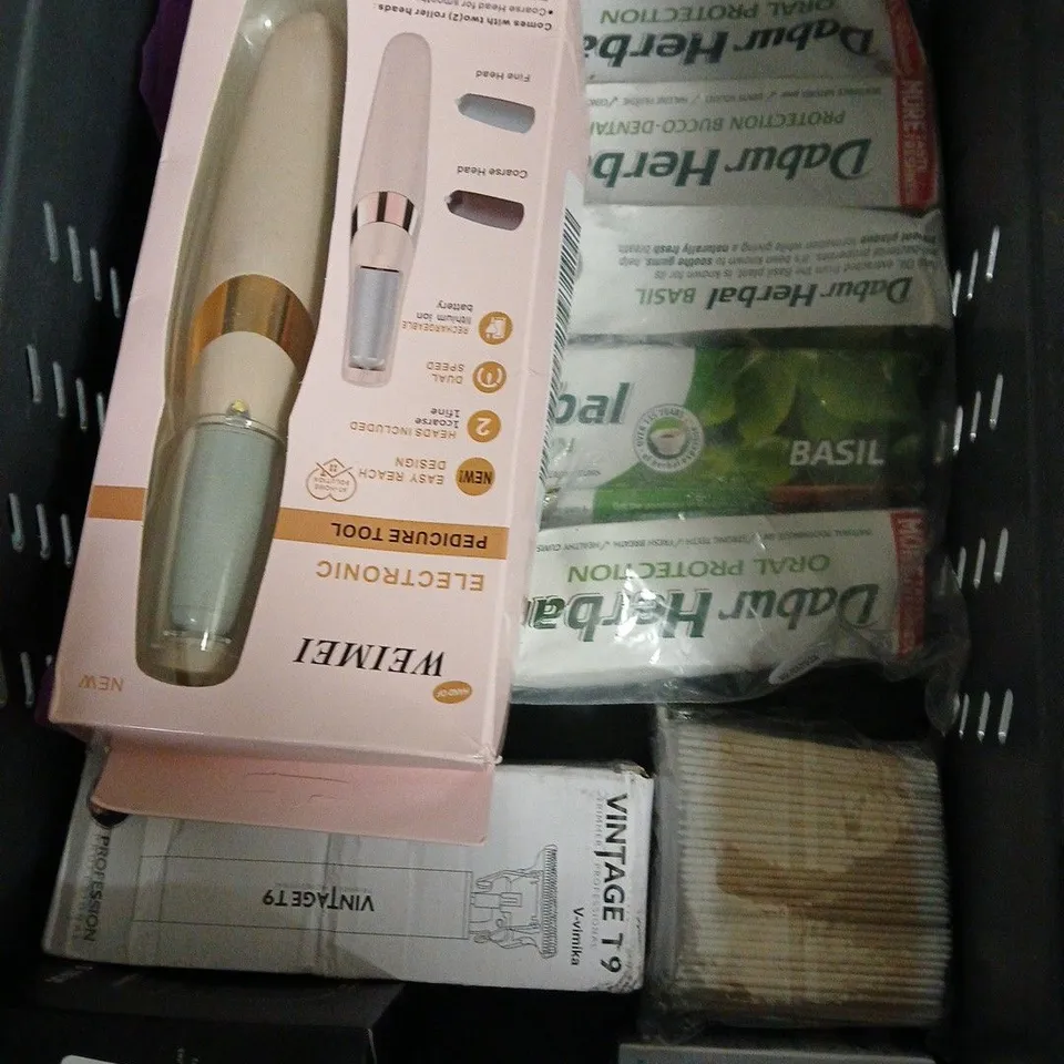 APPROXIMATELY 20 ASSORTED HEALTH & BEAUTY PRODUCTS TO INCLUDE GIVE ME SHAMPOO & CONDITIONER, AUSSIE LEAVE IN DETANGLING SPRAY, DOVE BODY WASH, ETC