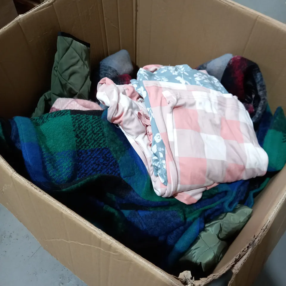 BOX OF ASSORTED CLOTHES APPROXIMATELY 30 ITEMS TO INCLUDE PYJAMAS, COATS, WATERPROOF ETC 